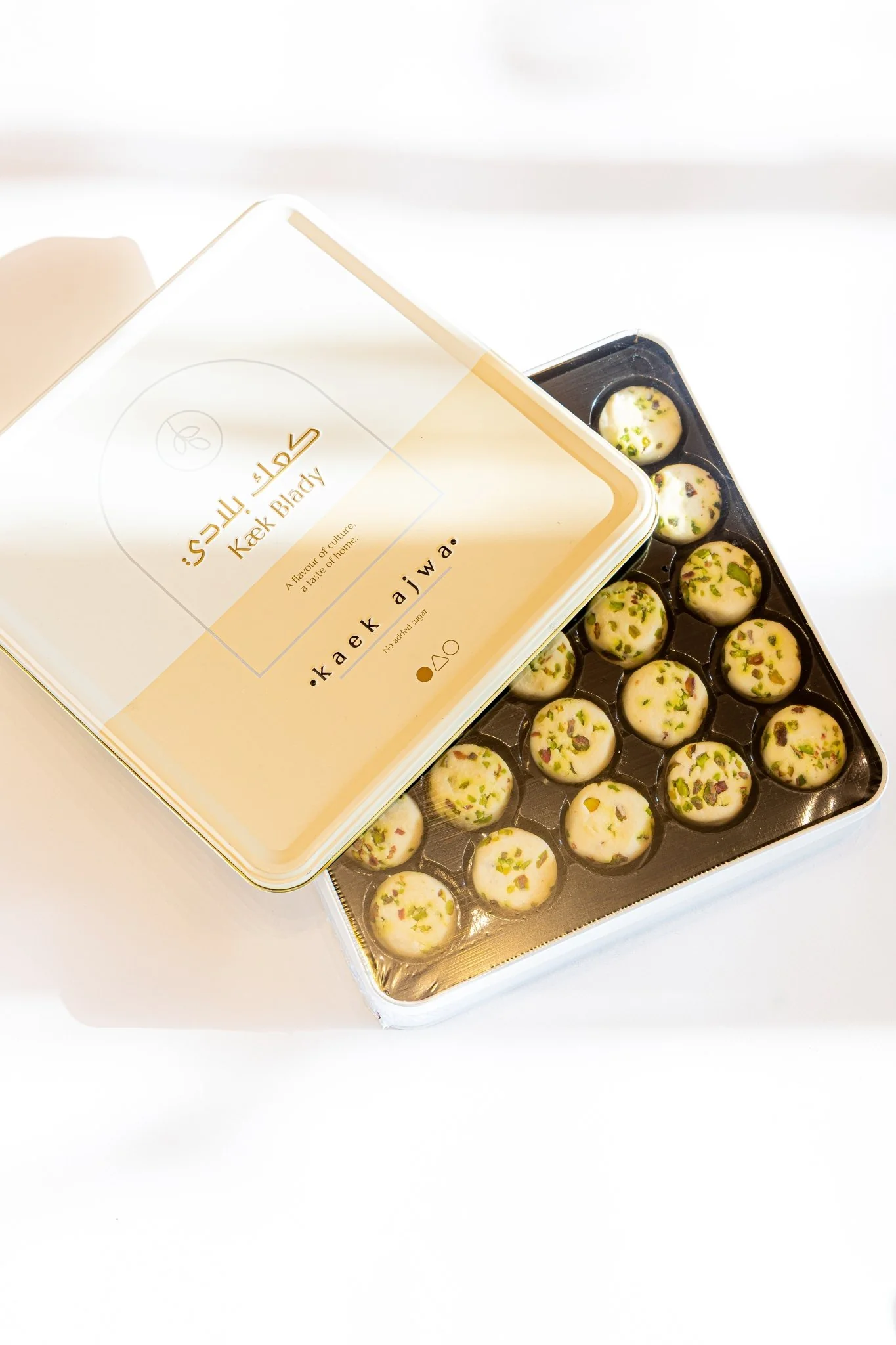 KAEK GHRAYBEH WITH DATES